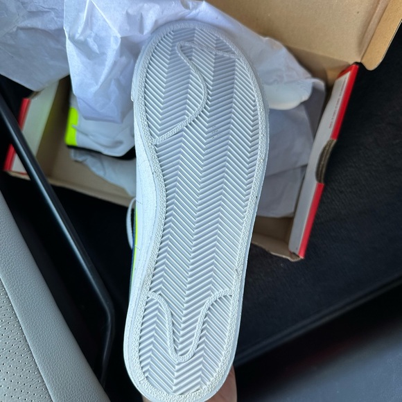 *BRAND NEW NEVER WORN* 
Nike Blazer Mid in MINT condition 
Boys SIZE 5Y - Picture 4 of 5